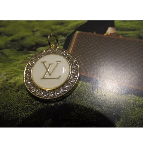 LOUIS VUITTON LV ZIPPER PULL CHARM GOLD tone metal, RHINESTONES 23mm - Picture 3 of 7